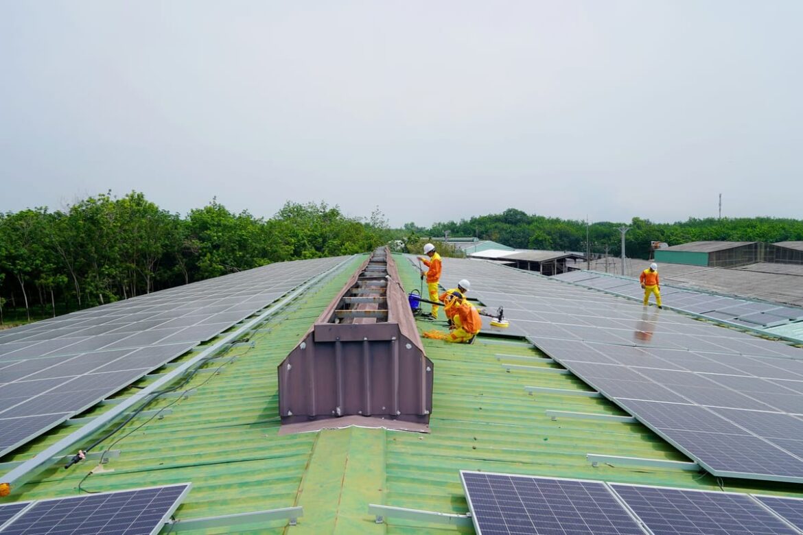 Nettoyage des panneaux solaires : la propreté qui booste (vraiment) votre rendement